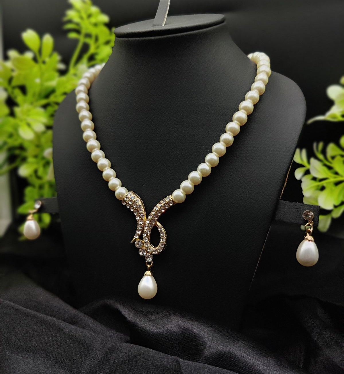 Elegant Pearl Necklace Set for Women