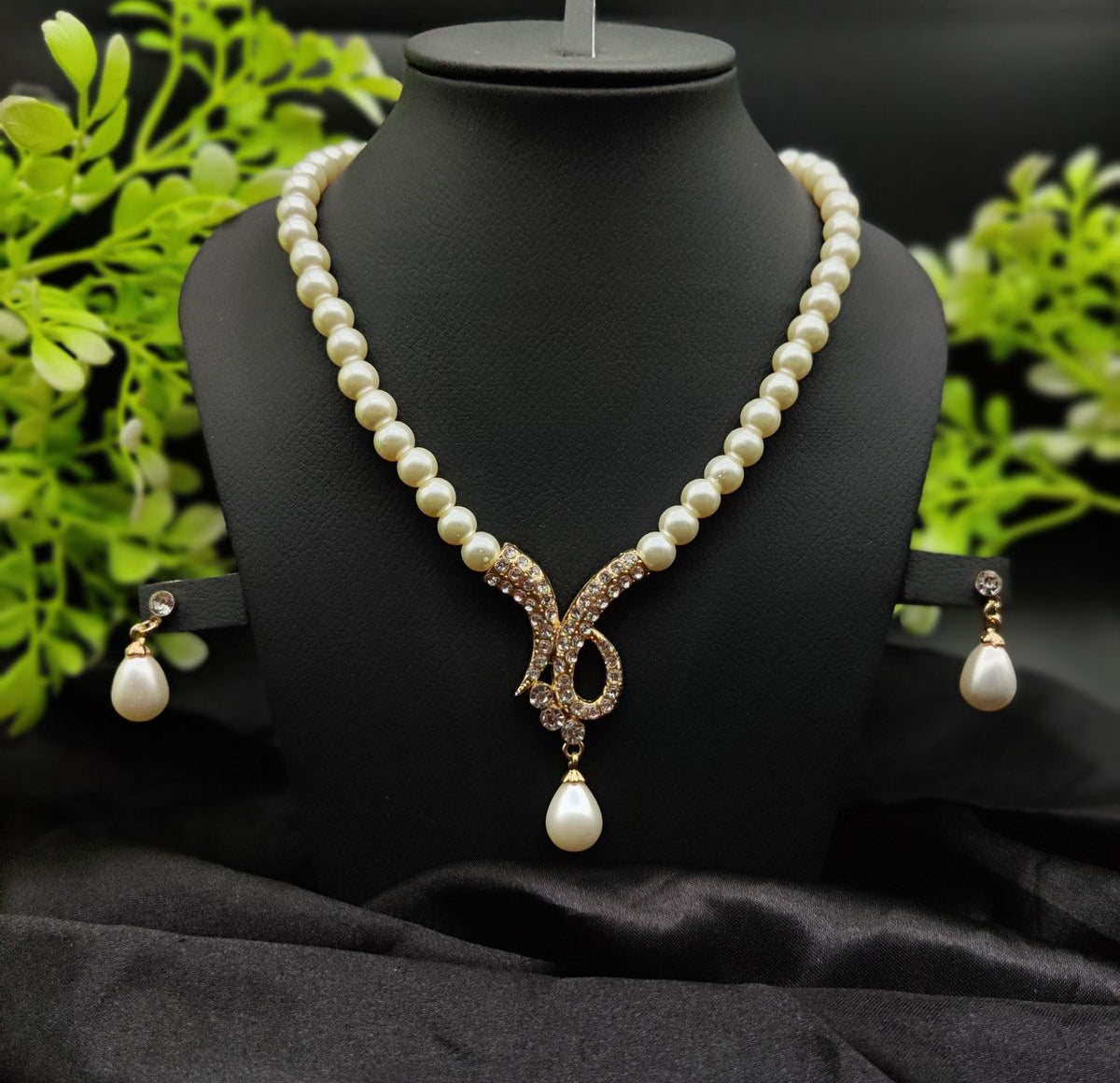 Elegant Pearl Necklace Set for Women